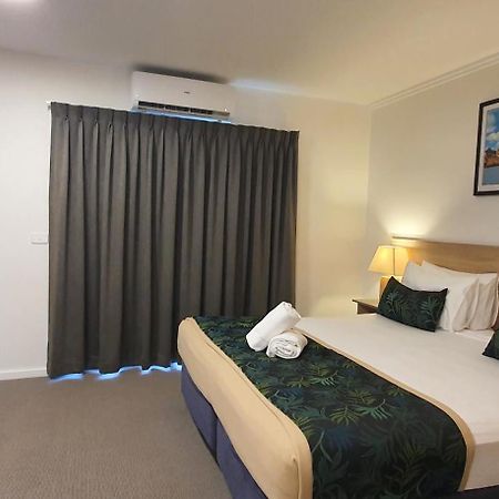 Club Maclean Motel Bagian luar foto