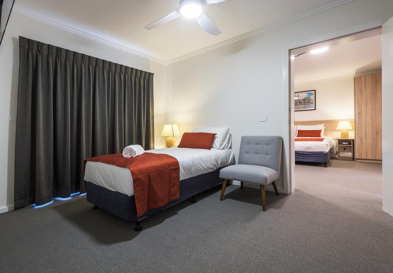 Club Maclean Motel Bagian luar foto
